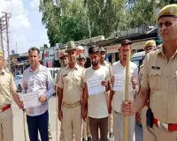   ऑपरेशन भोकाल: पुलिस ने आराेपिताें के हाथों में तख्तियां दे परेड करवाई