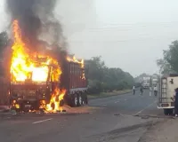 खरगोनः ट्रक बाइक को टक्कर मारने के बाद ट्रक में लगी आग, तीन बाइक सवार घायल