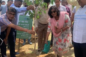 हर व्यक्ति एक पेड़ लगाने और उसके देखभाल की ले जिम्मेदारी-श्रीमती अल्पा चौधरी(आवासन आयुक्त एवं सचिव )