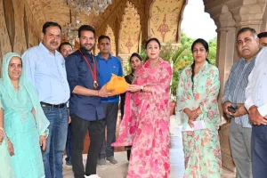 gold medal winner nitesh kumar met diya kumari/ पैरा ओलंपिक में गोल्ड मेडल विजेता नितेश कुमार ने की दिया कुमारी से मुलाक़ात !